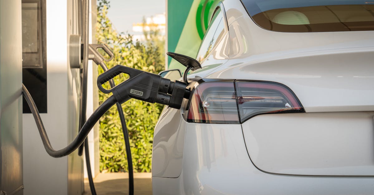 découvrez comment les technologies de recharge des véhicules électriques transforment le secteur de l'assurance automobile et impactent les primes et couvertures.