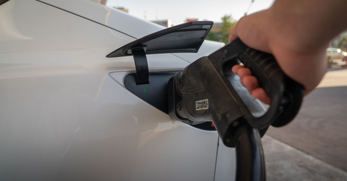 découvrez le cycle de vie des batteries de voitures électriques, de la fabrication au recyclage, et leur impact environnemental.