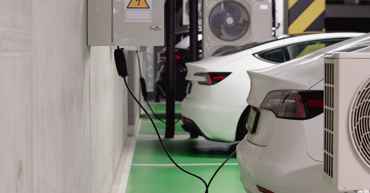 découvrez les causes et les solutions à la dégradation des batteries des véhicules électriques pour optimiser leur performance et prolonger leur durée de vie.