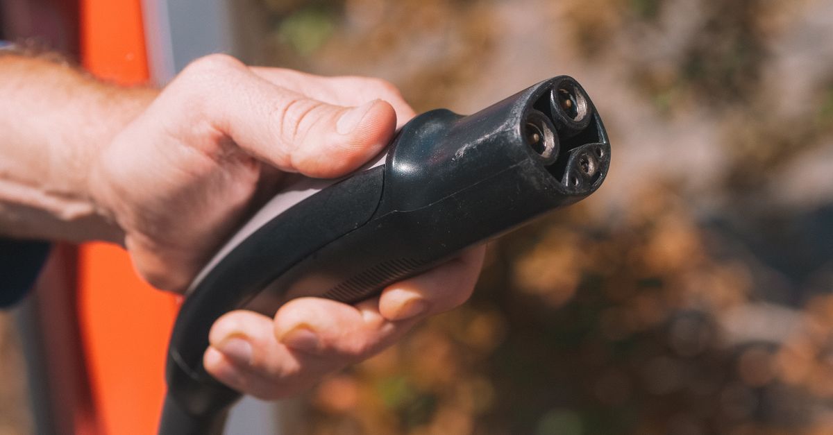 découvrez les différences entre la recharge de véhicules électriques en courant alternatif (ac) et courant continu (dc), leurs avantages, inconvénients et utilisations pour optimiser votre expérience de recharge.